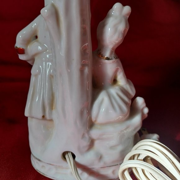 Working Vintage Courting Couple Boudoir Lamp. White / Gold Trim. Made in Japan. - Picture 5 of 11